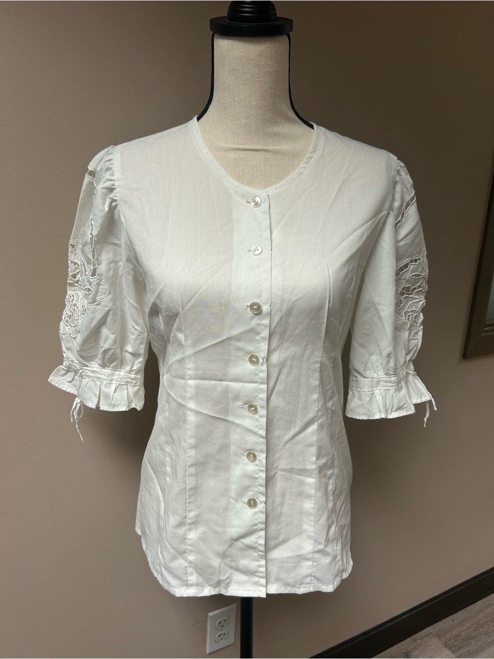Cotton white blouse with pattern sleeves